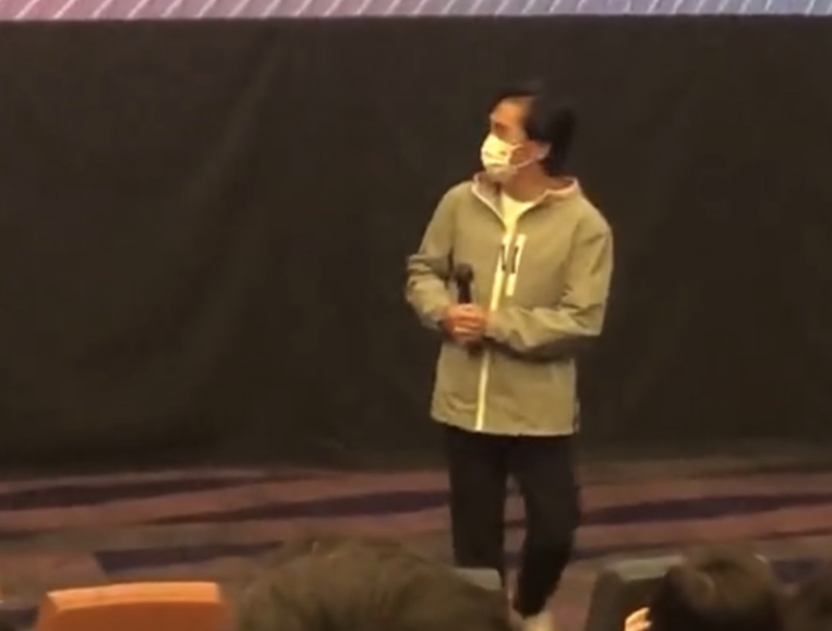 58岁梁朝伟好显老？满脸皱纹衣着朴素，上台发言脸色太差引担忧