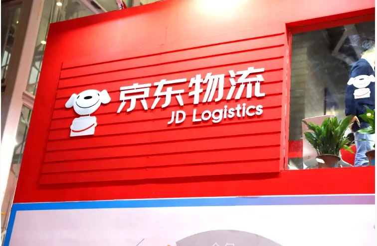 阿里物流AB面：A面指向顺丰，B面印着京东