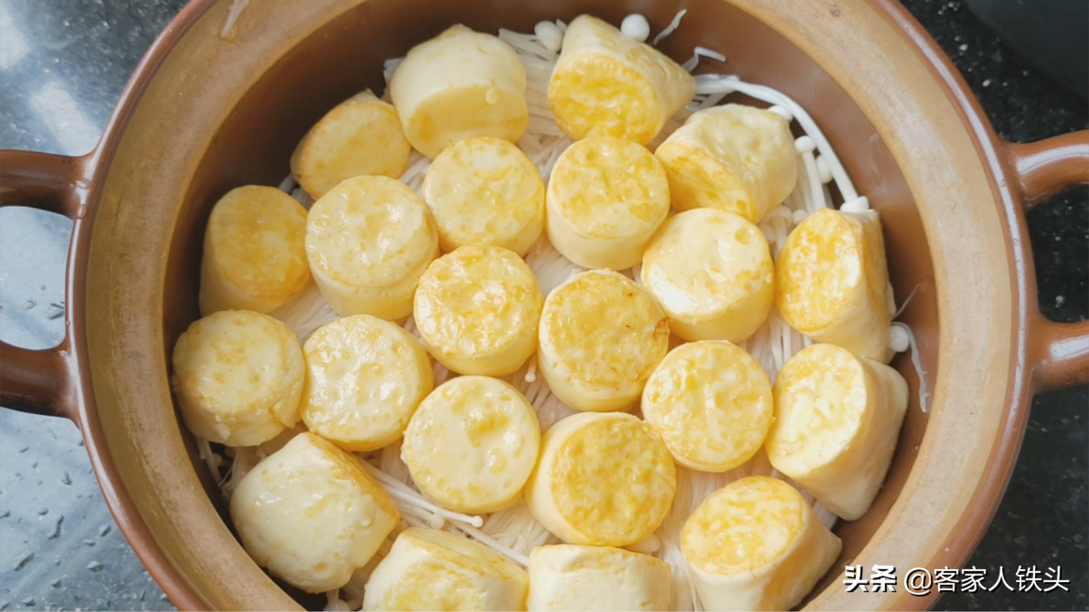 金针菇加豆腐最好吃的做法，鲜香味美，味道真不一样，汁都吃不剩