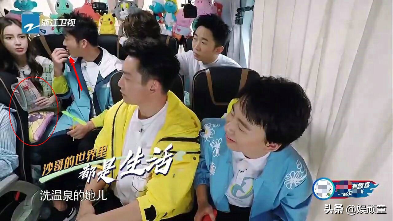 Baby节目中吃零食，看到一旁李晨、黄明昊，真当