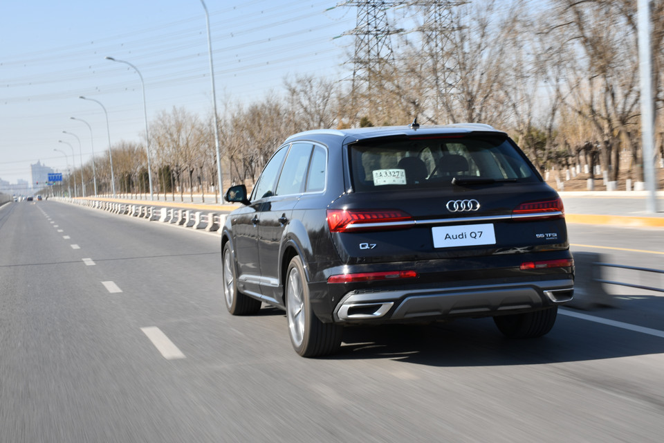 2021款奥迪q7高清展示售价在6585万元左右