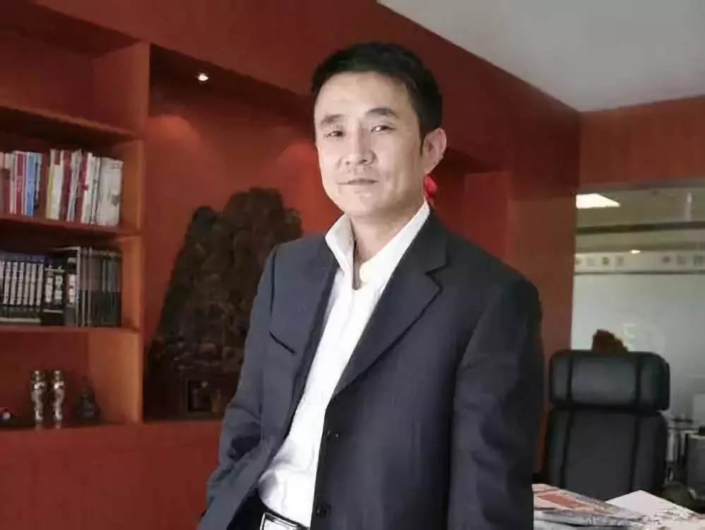 曾豪掷1亿追女星，地产富豪王永红负债800亿逃跑，如今怎样了？