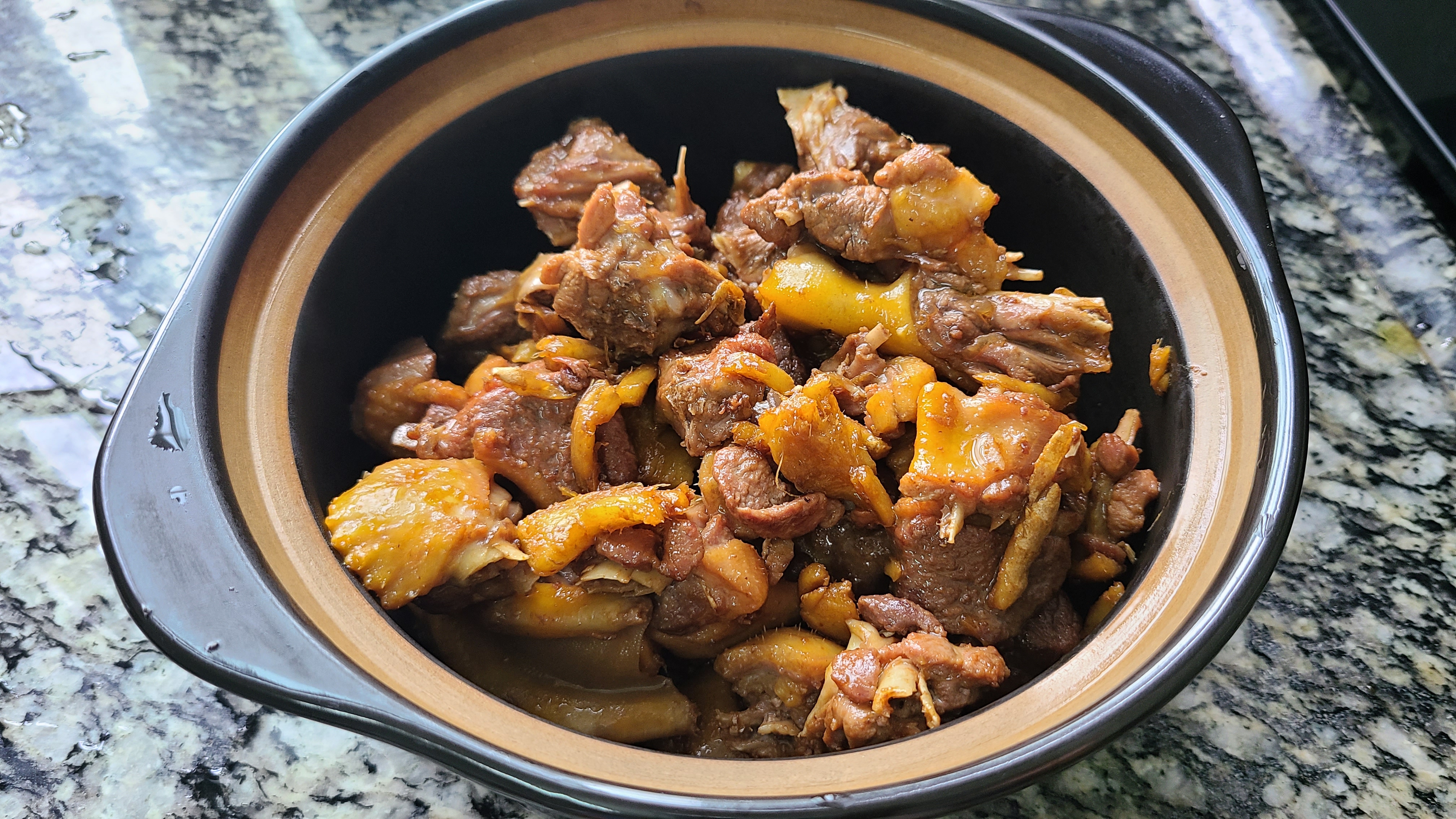 姜酒鸭，用米酒做出来的一道广东菜，简单好吃，香喷喷的