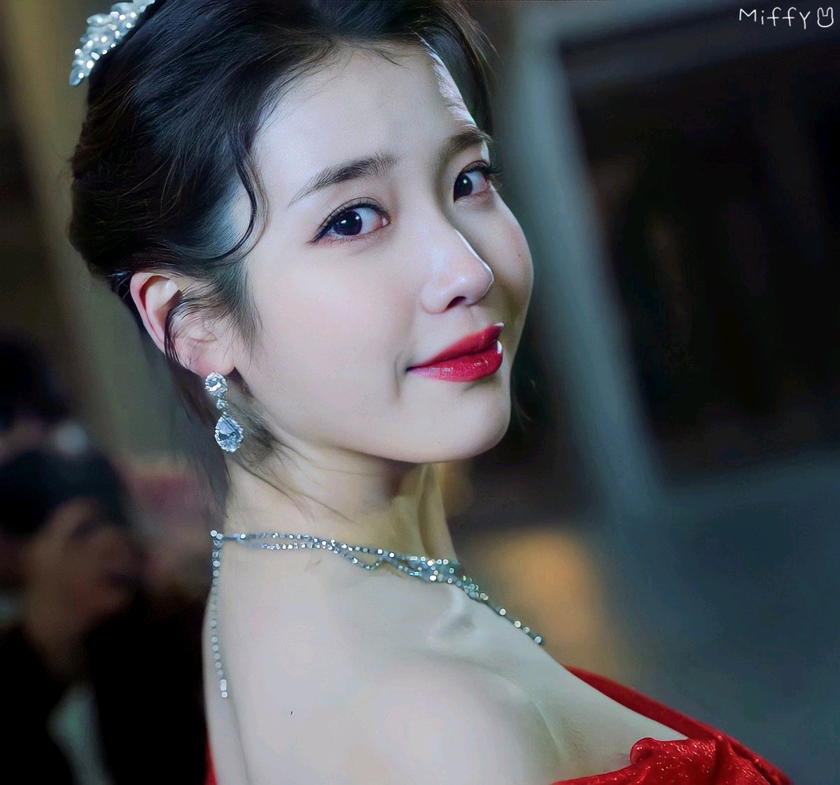 所有女solo斷層第一？ IU油管6支MV破億，小仙女暴風更新隱藏美圖