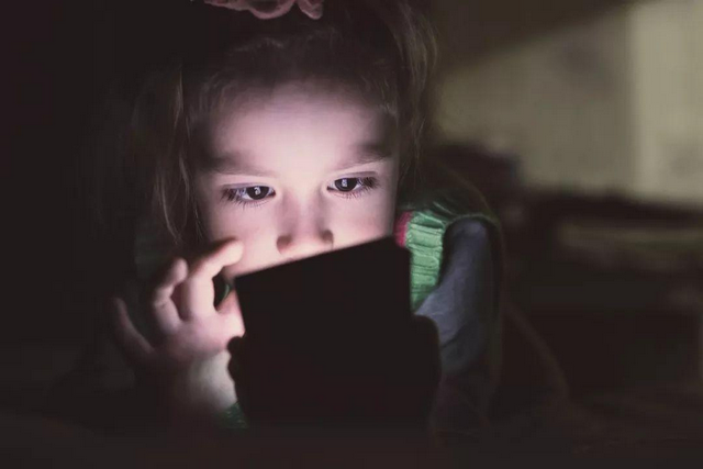 三岁女童看电视时间被严控，孩子一直瞅窗外，爸爸直呼聪明