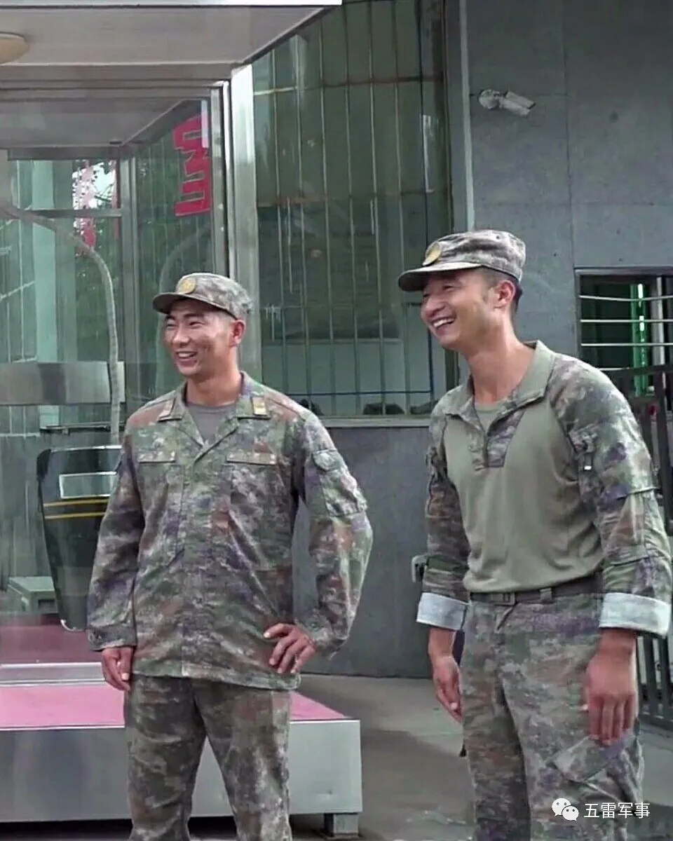 中国空降兵成立70年 星空迷彩服 新步枪都有了 还缺伞兵机枪