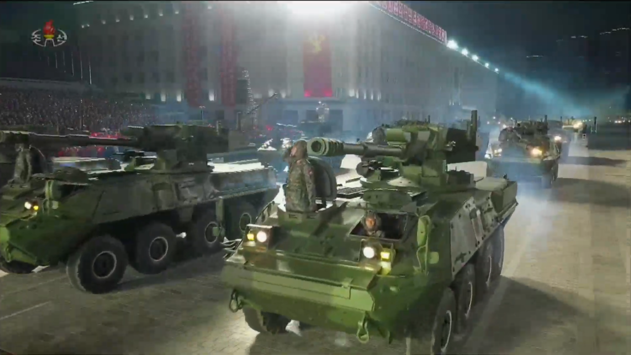朝鲜凌晨阅兵，不仅有中式正步，还有大量充满美俄元素的新武器