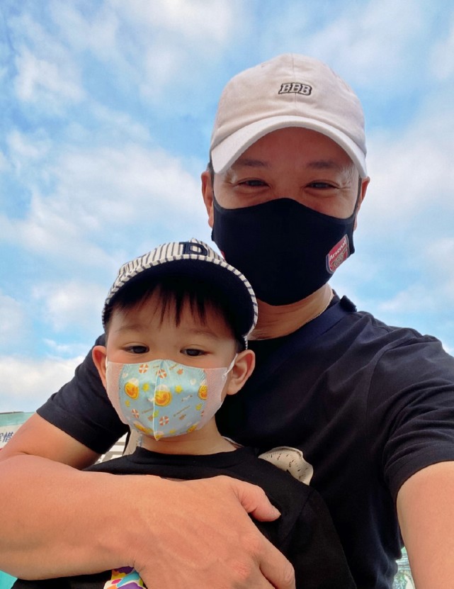 李乘德晒和儿子的日常，父子俩有爱相伴，一起散步看夕阳超惬意