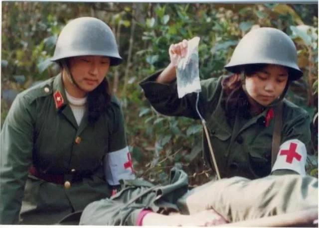 1986年老山战场照《死吻》：那名救护队女战士张茹，后来怎样了