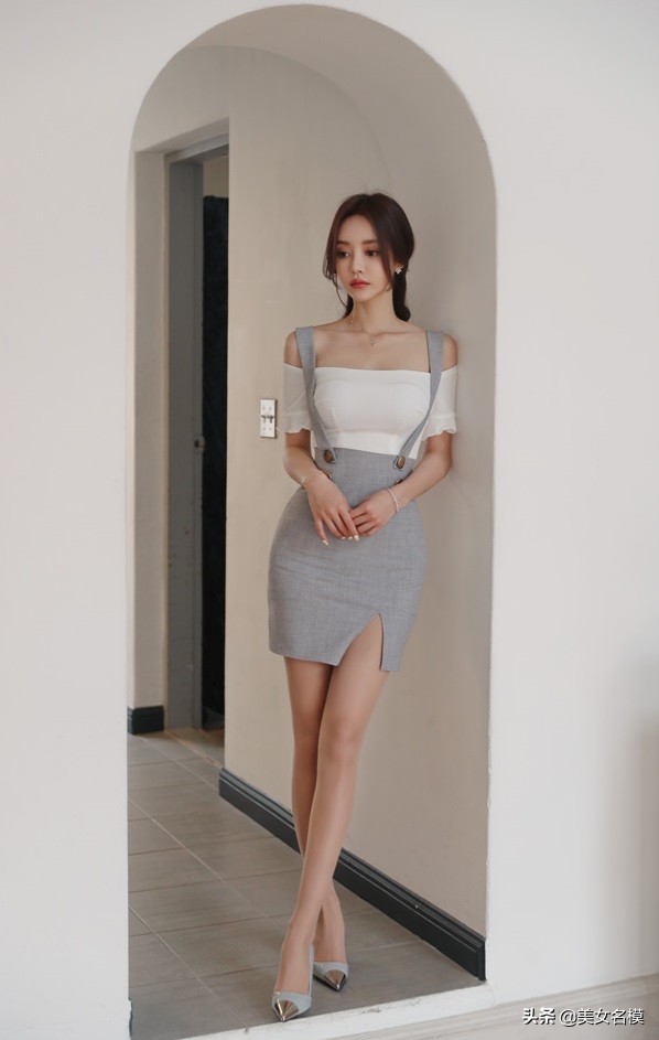 一字肩上衣搭背帶裙清新甜美，文藝範十足