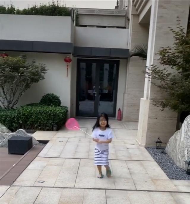 章子怡晒女儿跳舞，意外曝光豪宅院园林景观，院子大到能跑圈？