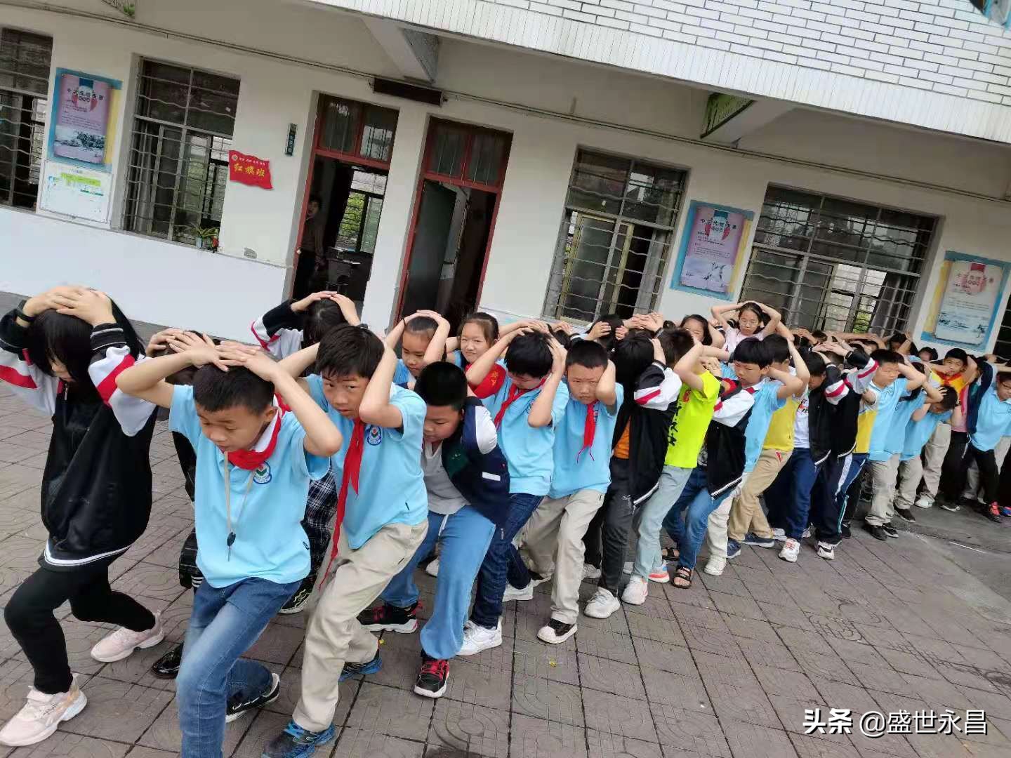 武穴市梅川鎮(zhèn)小學(xué)開展防震應(yīng)急逃生演練(圖3)