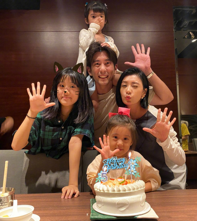 賈靜雯發文為老公慶生，修傑楷親自下廚做大餐，一家五口幸福同框