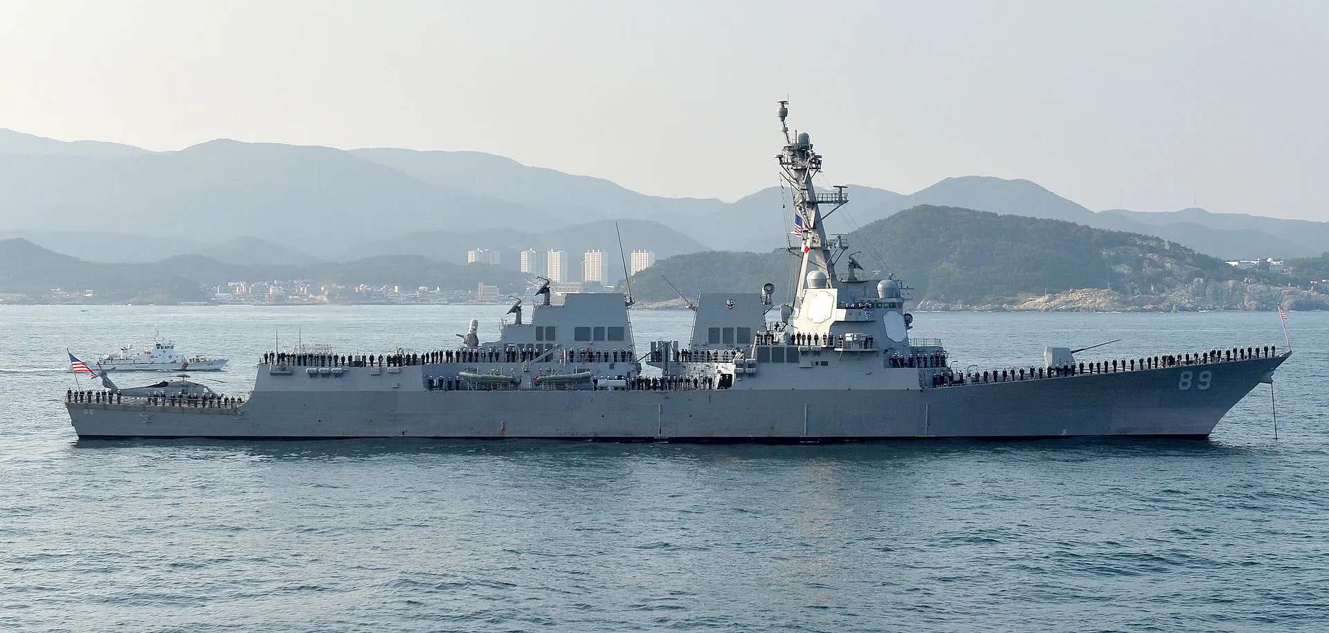 刚出东海又进南海，美驱逐舰擅闯中国南沙岛礁，解放军派海空驱离