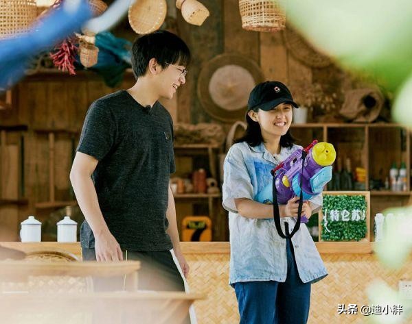 张子枫身高1米6,谭松韵身高1米62,同时穿傣族服，