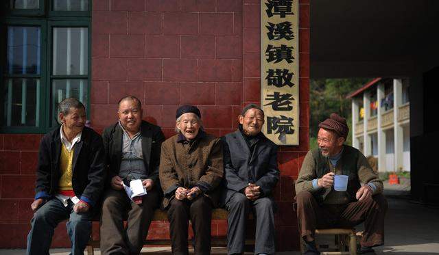 农村老人年满60岁每月可领162元养老金，和城镇职