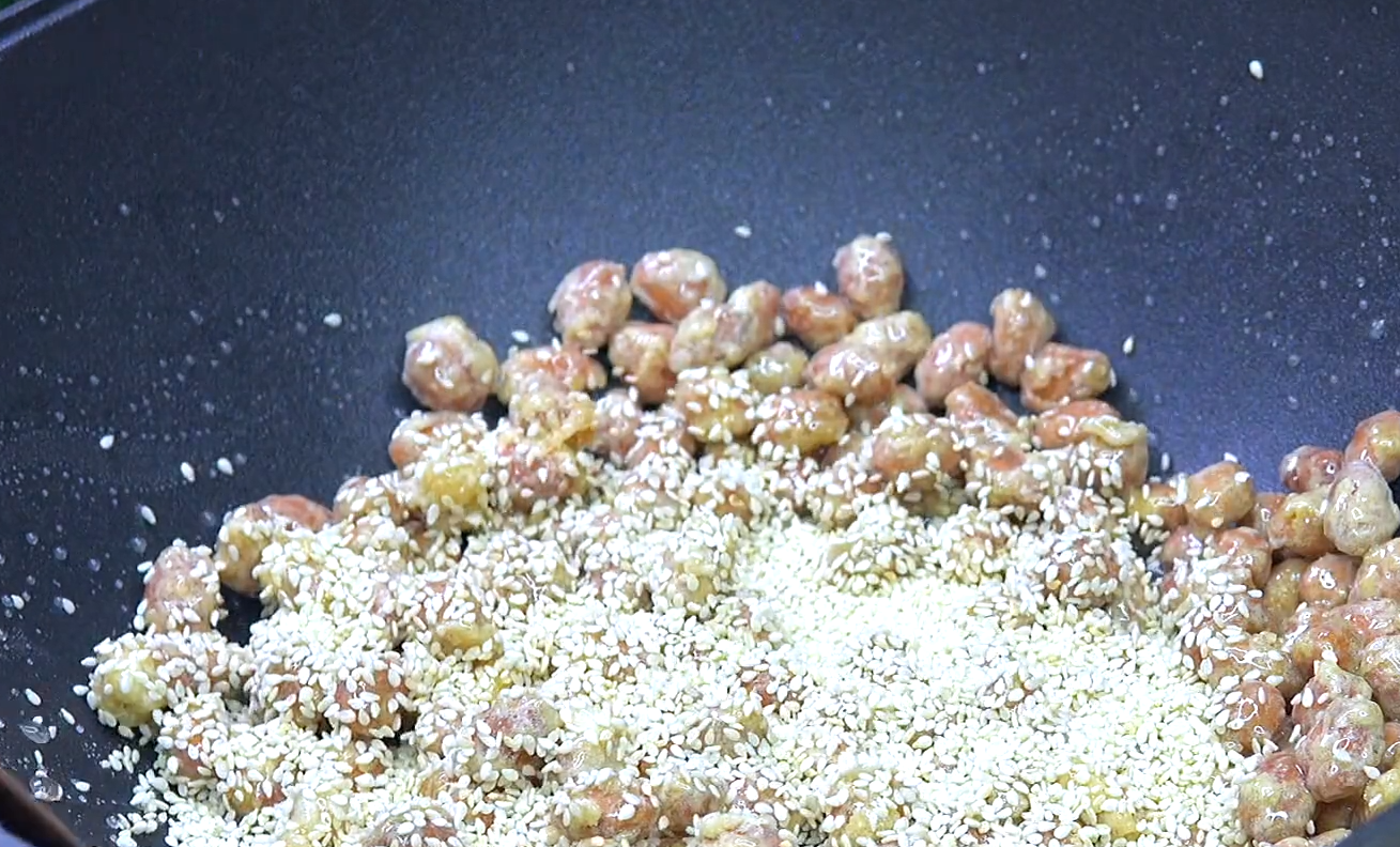 花生米這樣做最好吃，香甜可口，嘎巴酥脆，滿滿小時候的回憶