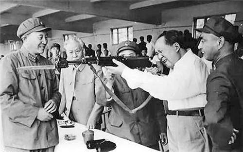 毛泽东唯一一次战场开枪，从贺子珍手上接枪带