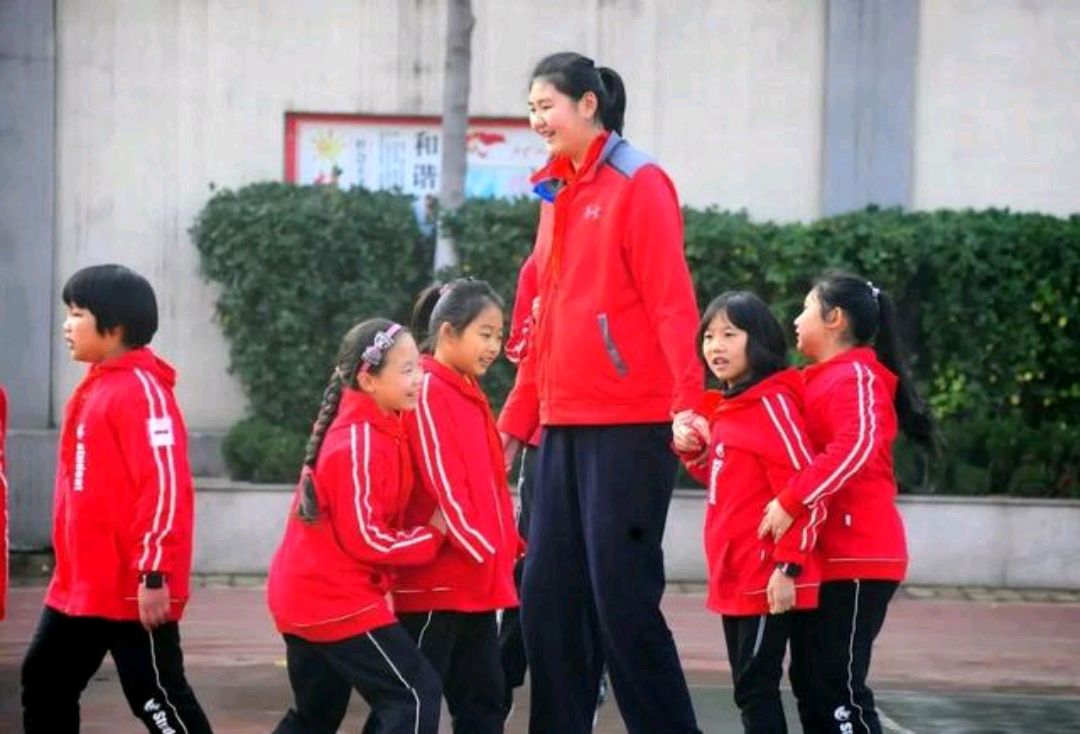 中国女篮后继有人！2米26小将练球5年基因强大，父母为运动员
