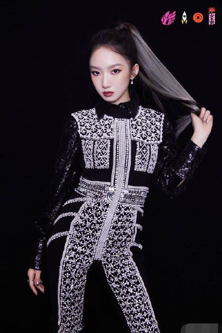 毕业在即还搞区别对待？吴宣仪直拍被下架，其