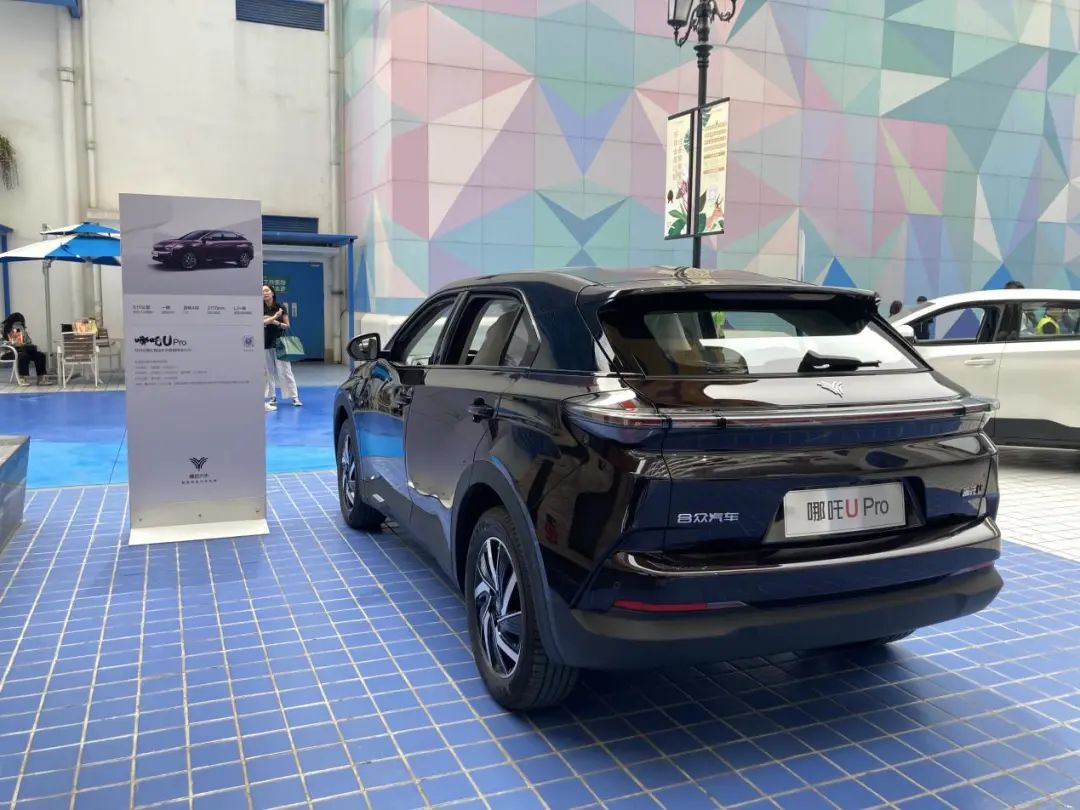 正面硬刚燃油车的蔚来、理想都出名了，哪吒呢？