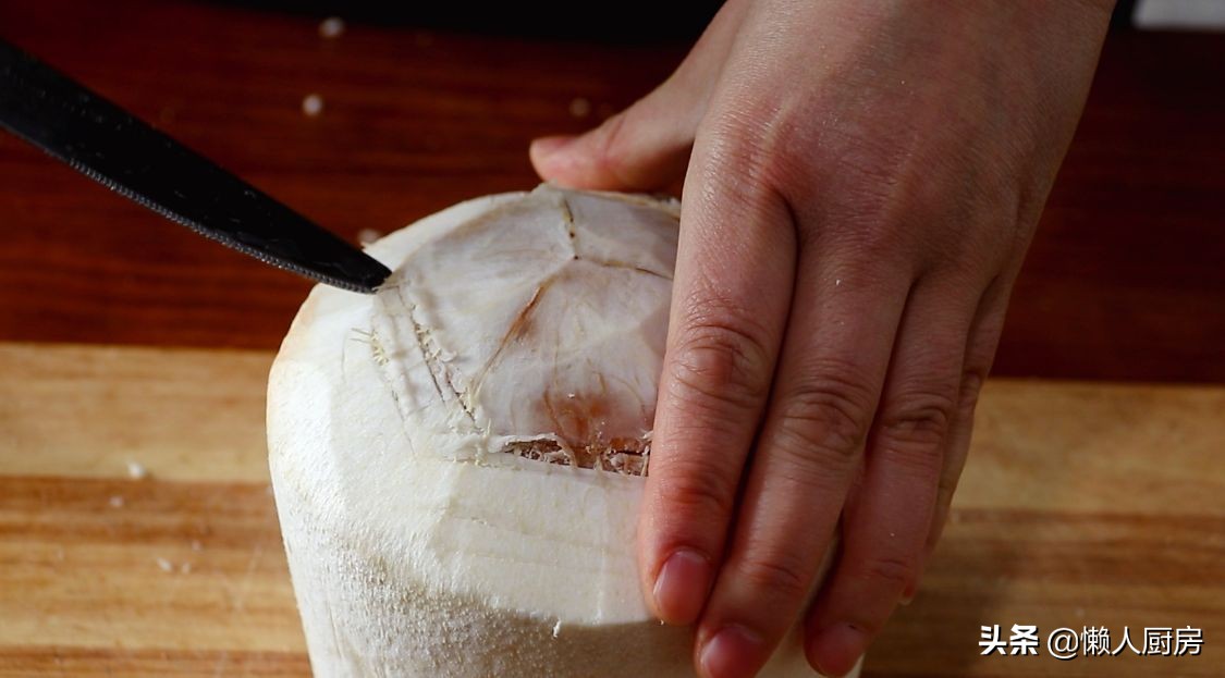 碰到這椰子別手軟，價格便宜，人人吃得起，塞進一隻雞，解饞