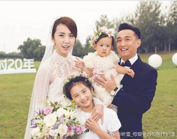 黃磊為老婆過婦女節，和孫莉緊緊貼臉甜笑，兩人好像共用一張臉