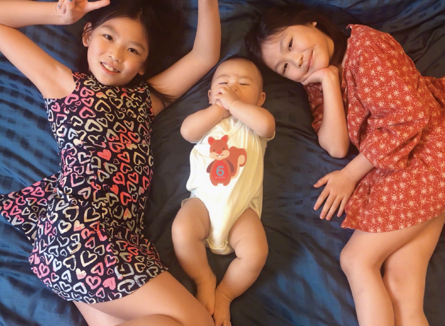 魚蛋1歲生日，蔡少芬哭得鼻子通紅，兒子被親成表情包萌態十足