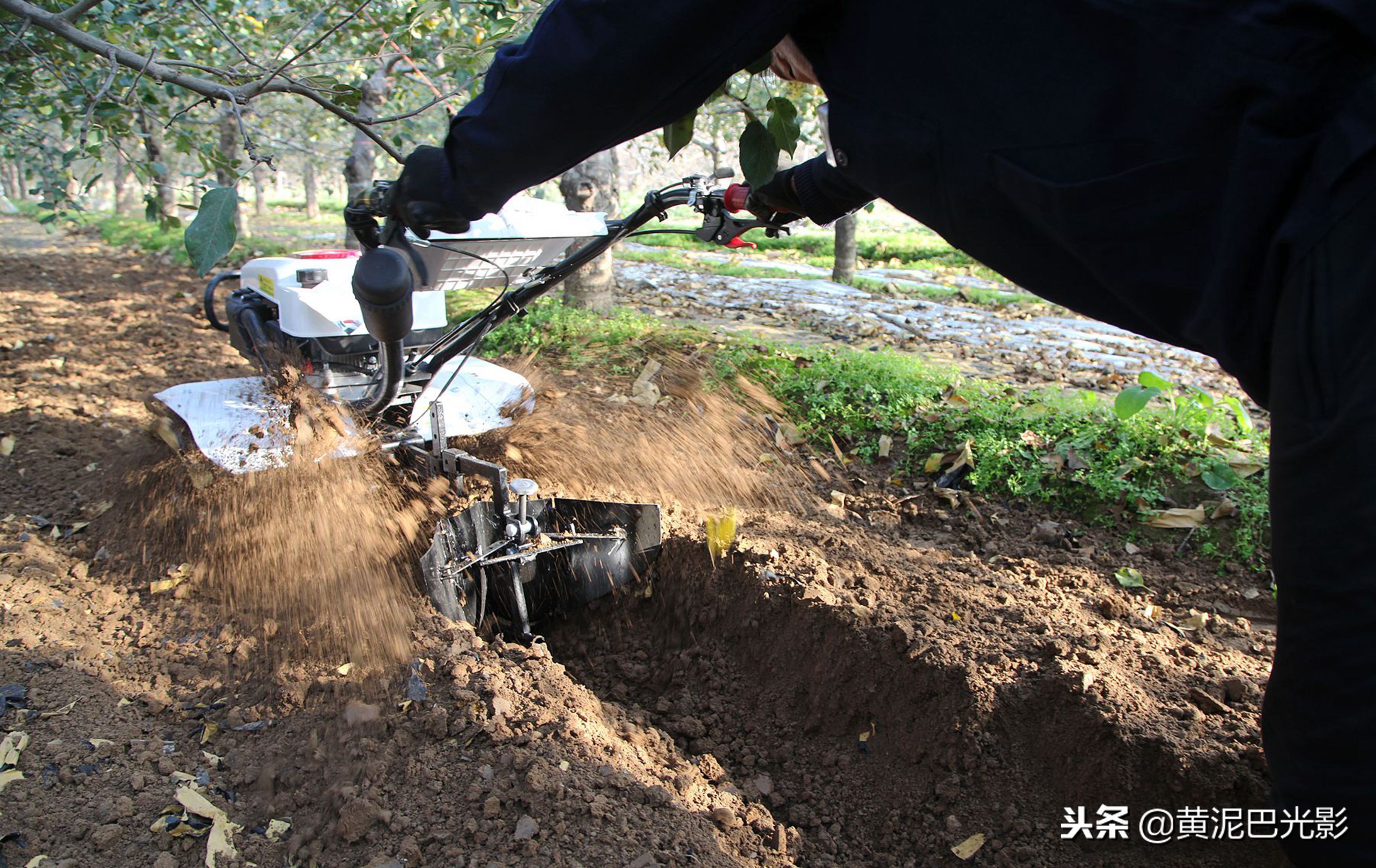 山西农民在农村卖这种耕种“神器”，1台3000元，1年卖600台