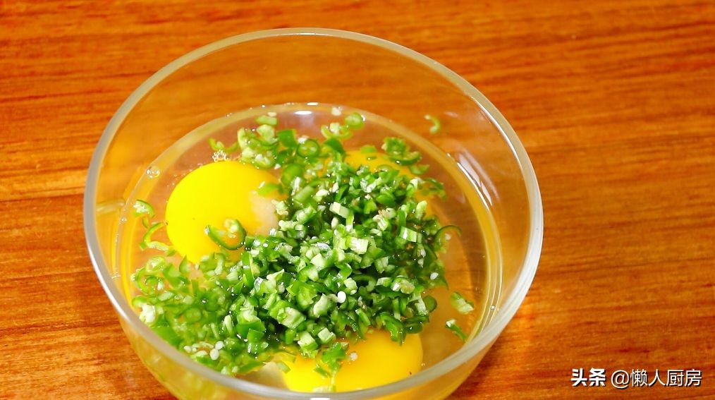 雞蛋和辣椒一起炒，比加了麵粉的雞蛋餅好吃，不用為先炒哪個犯愁