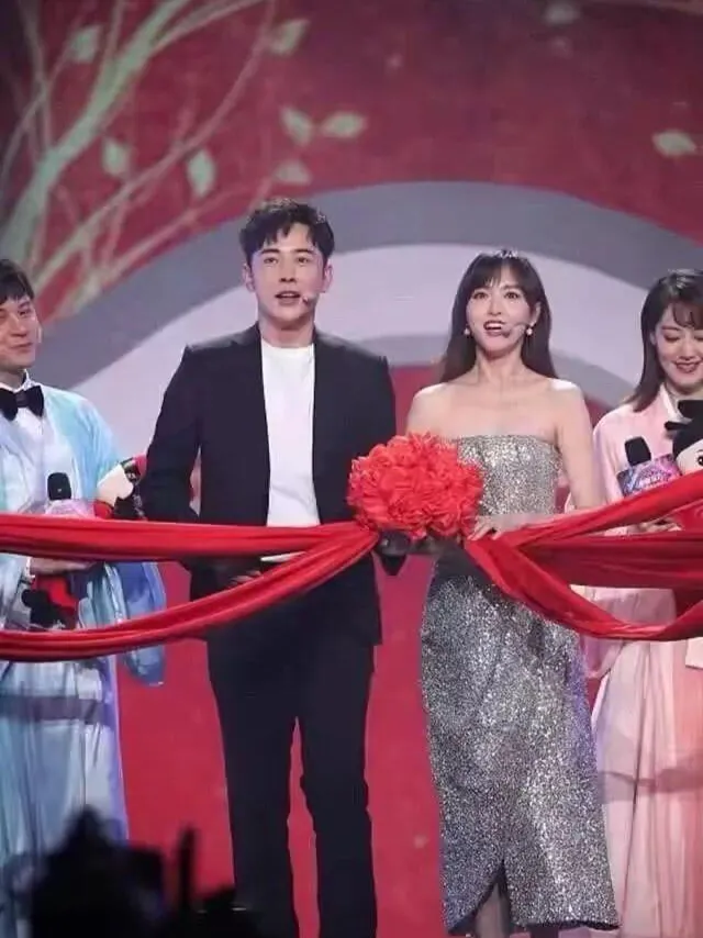 唐嫣生娃后大变样，剪齐刘海穿抹胸裙