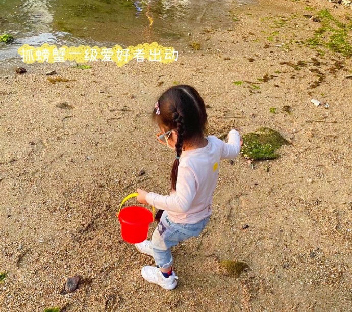 方媛曬一家四口出遊照，畫面歡樂又有愛，倆女兒穿姐妹裝超可愛