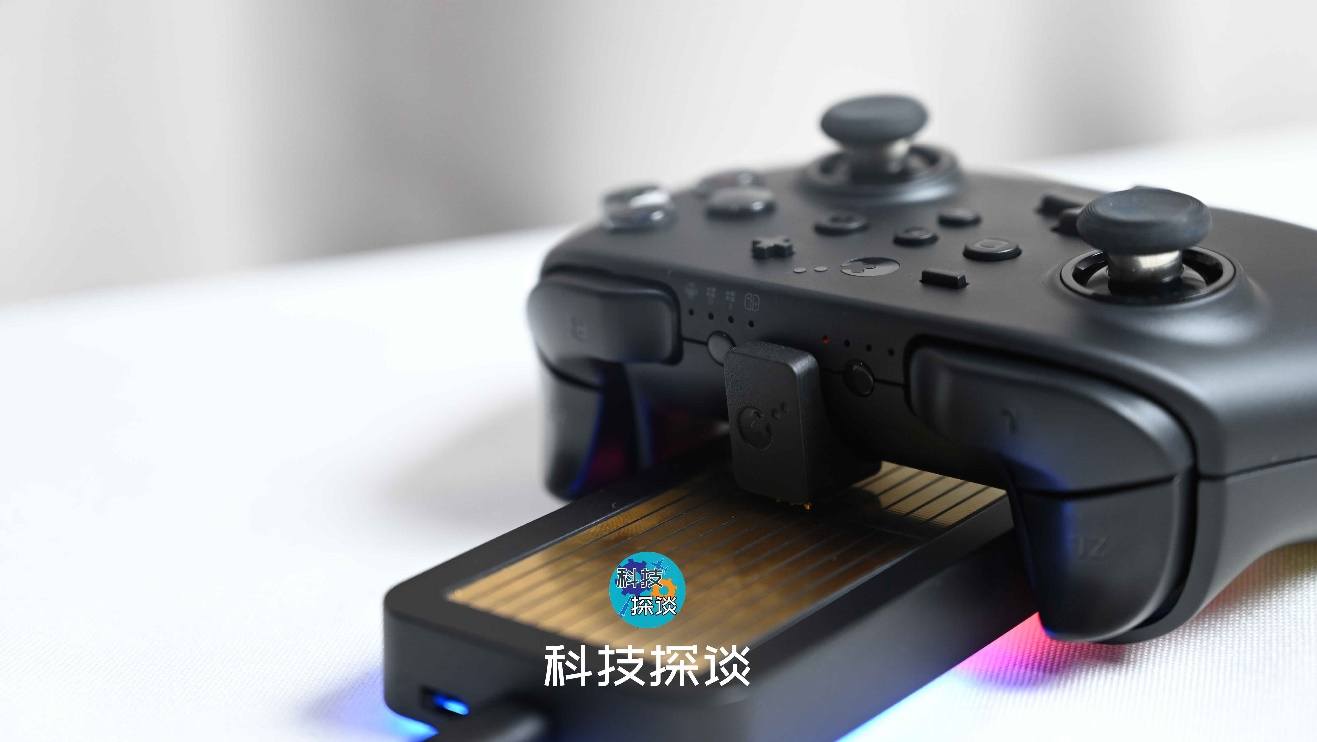 谷粒金剛手柄的超強外設(shè)，谷粒隨心充充電座真實用
