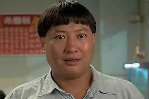 洪金宝36岁女儿至今未嫁，看到本人照片后，网友