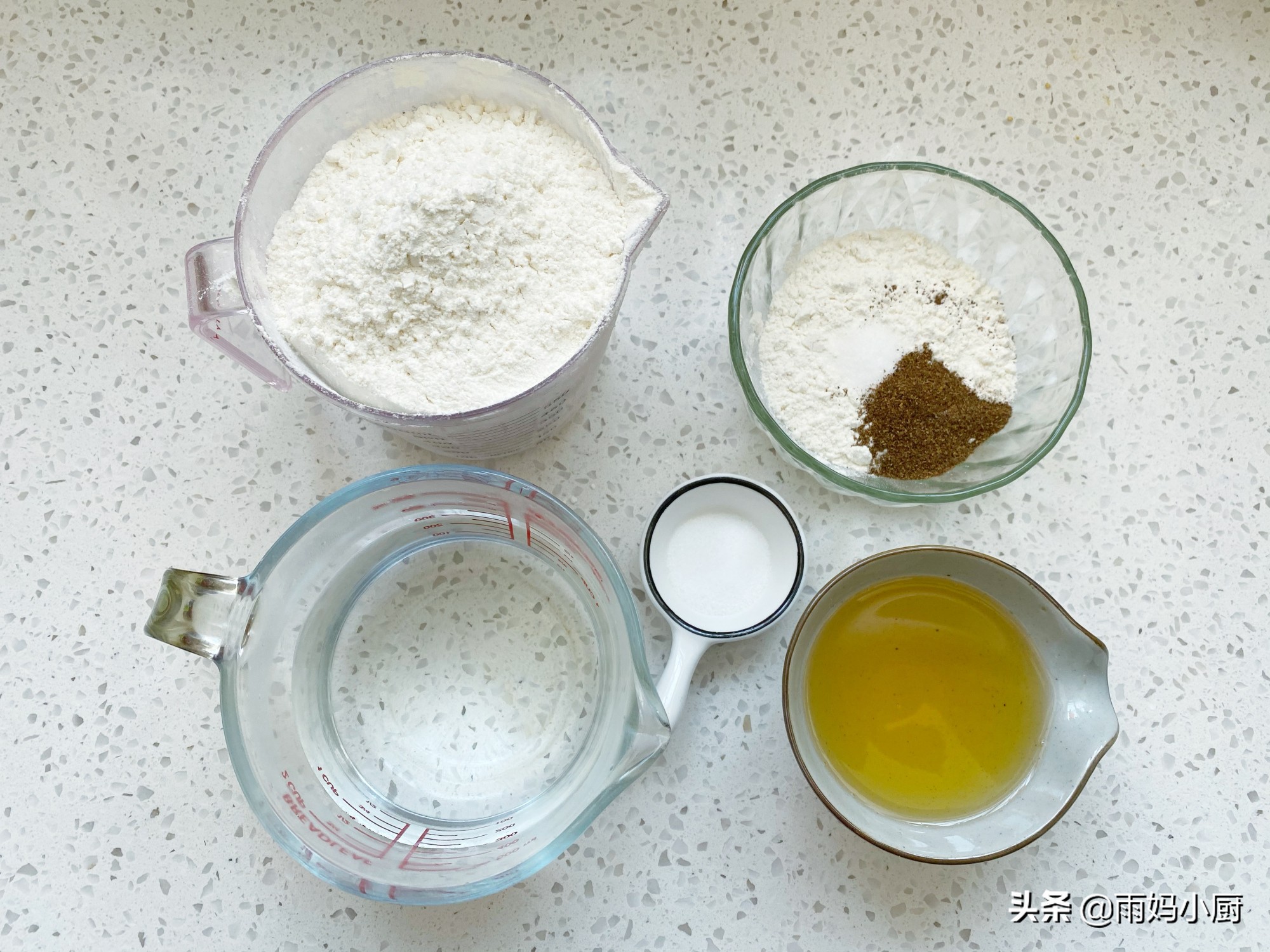 教你椒鹽油餅家常做法，外酥里香層次分明，咬一口香酥掉渣