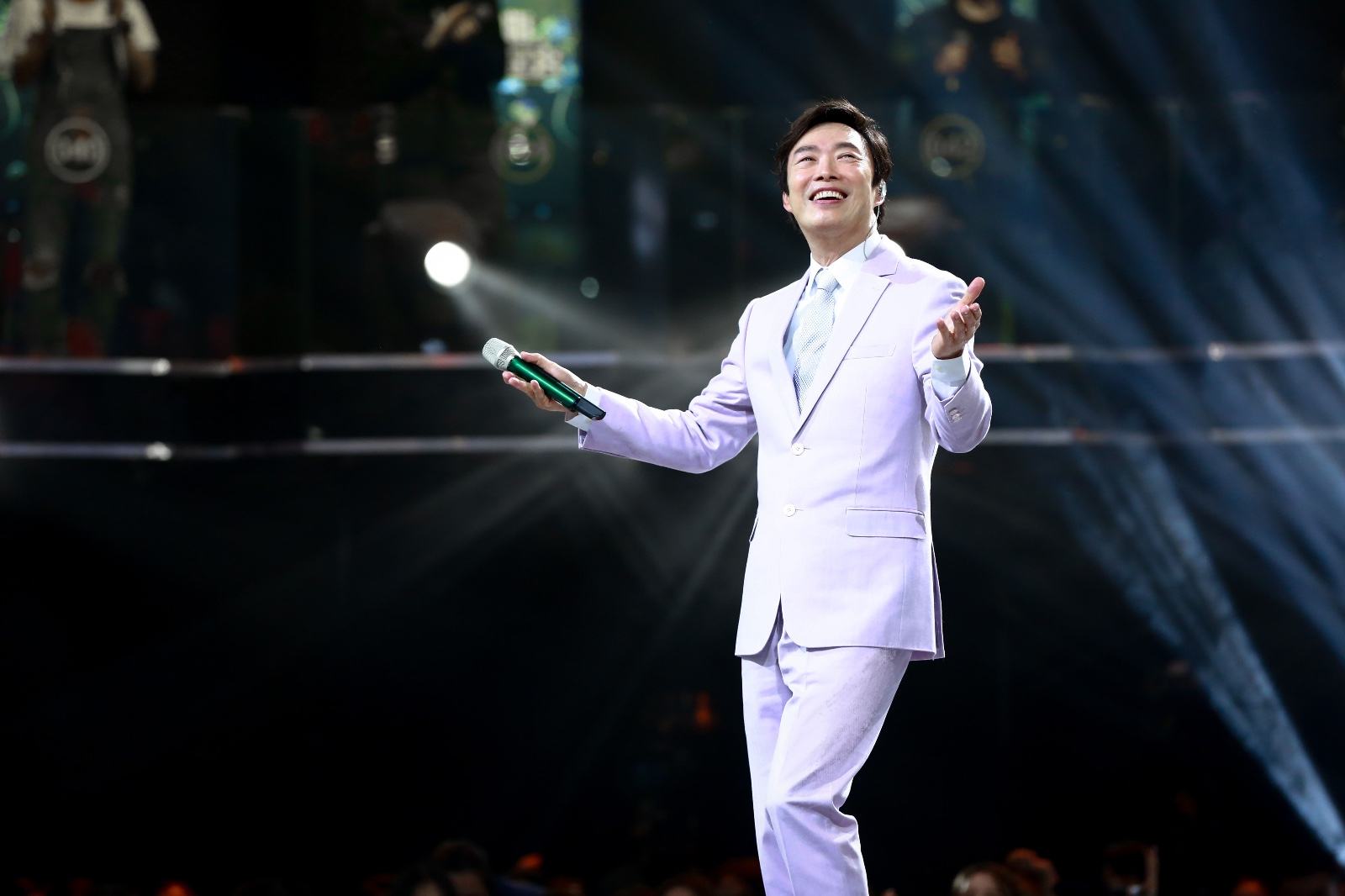 费玉清那么会讲段子那么爱损人，不过和郭德纲