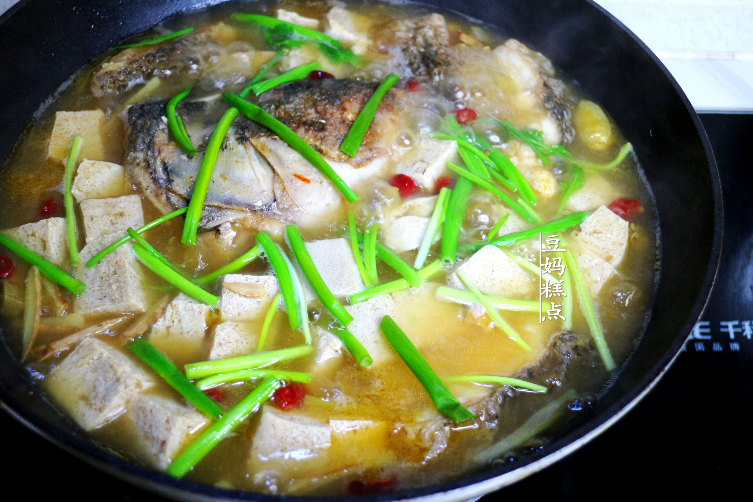 天越冷，我越喜歡這樣吃豆腐，隨便一燉，入口爆汁