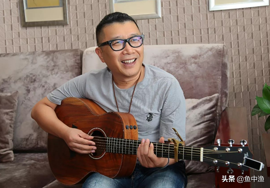 靠《两只蝴蝶》狂赚2亿，敢跟刘德华拼人气，庞龙终究毁于口水歌