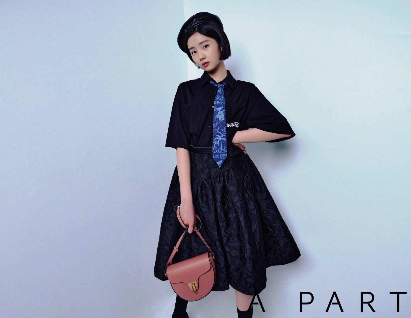 黄多多首组个人大片，复古雀斑妆终于不苦相，