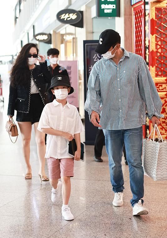 霍思燕一家走机场，夫妻均发福！杜江穿得像女人，嗯哼帽子2千多