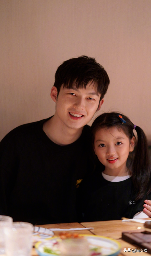 9岁阿拉蕾近照认不出，时隔3年骑董力脖子，你长大了，我也老了