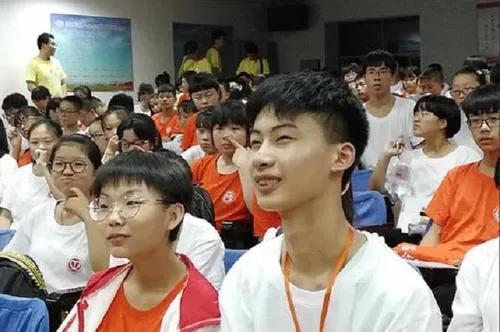 清华大学教授说：我有个侄女，因为学习不好，所以跑去当演员了