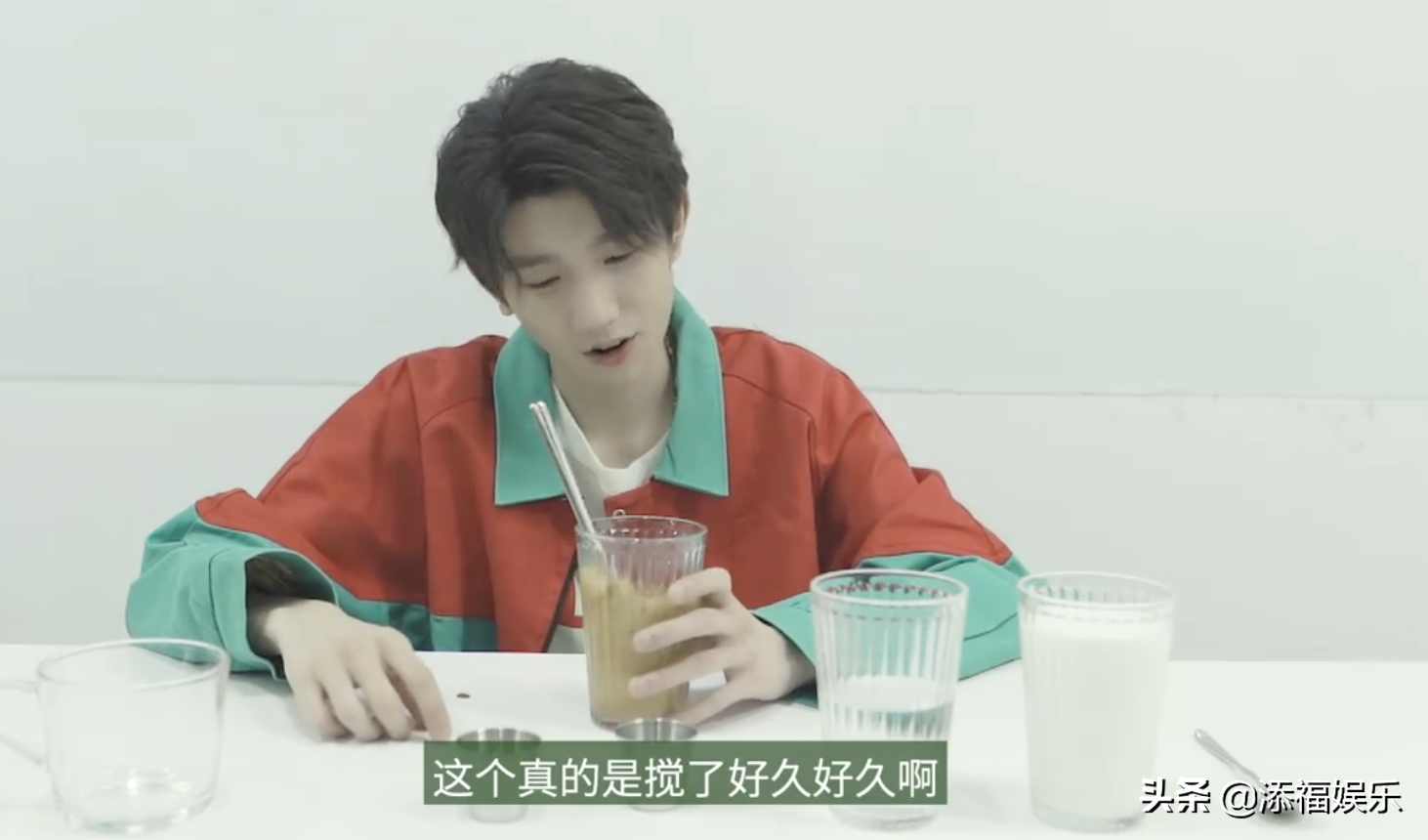 TFBOYS没有搅拌机怎么办？王俊凯用筷子打蛋40分钟，王源更无奈