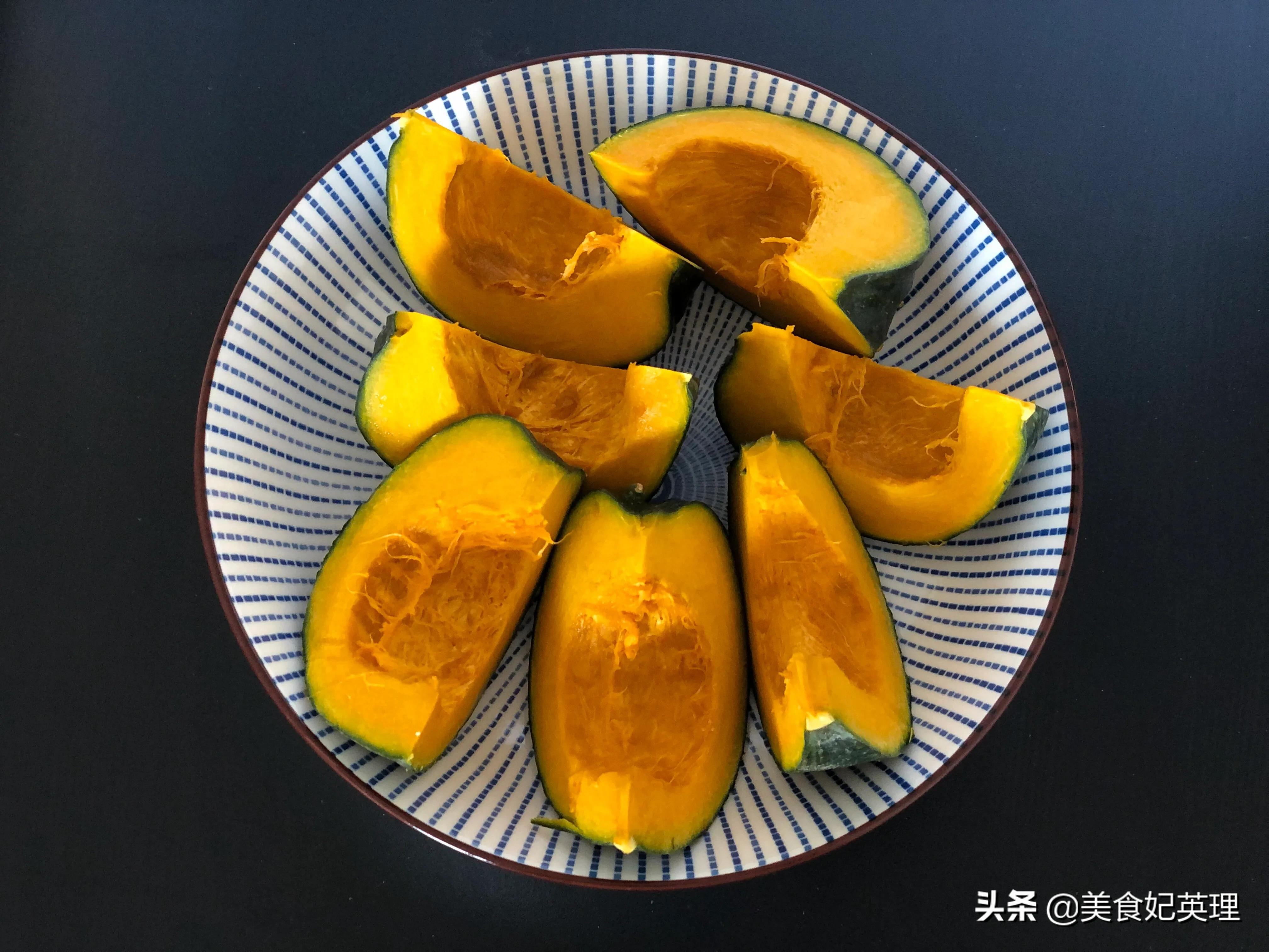 秋天就给孩子做这小零食，半块南瓜一杯牛奶，甜甜糯糯入口即化