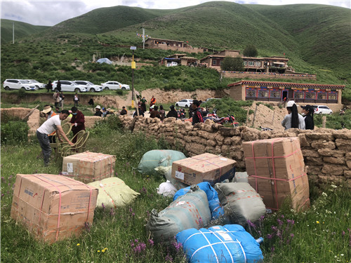 高原爱心行走进四川省甘孜藏族自治州德格县俄支乡慰问藏族小朋友