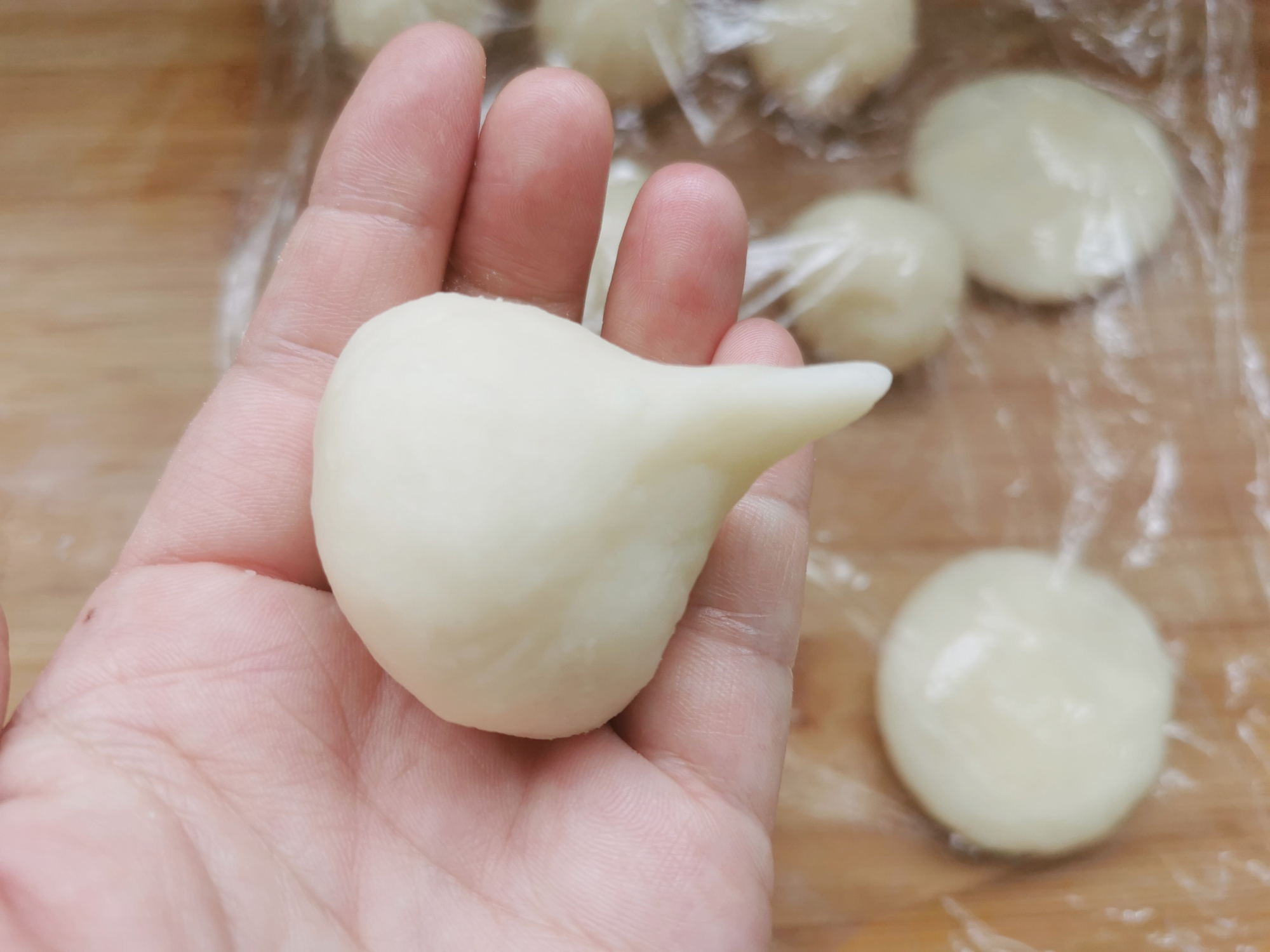 面粉中倒入开水搅一搅，做出来的糖糕个个空心鼓大泡，外酥里软