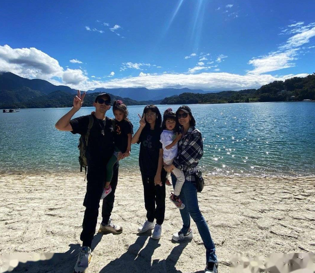 贾静雯发文道女儿先天弱视，双眼差600度，引起网友共鸣和注意