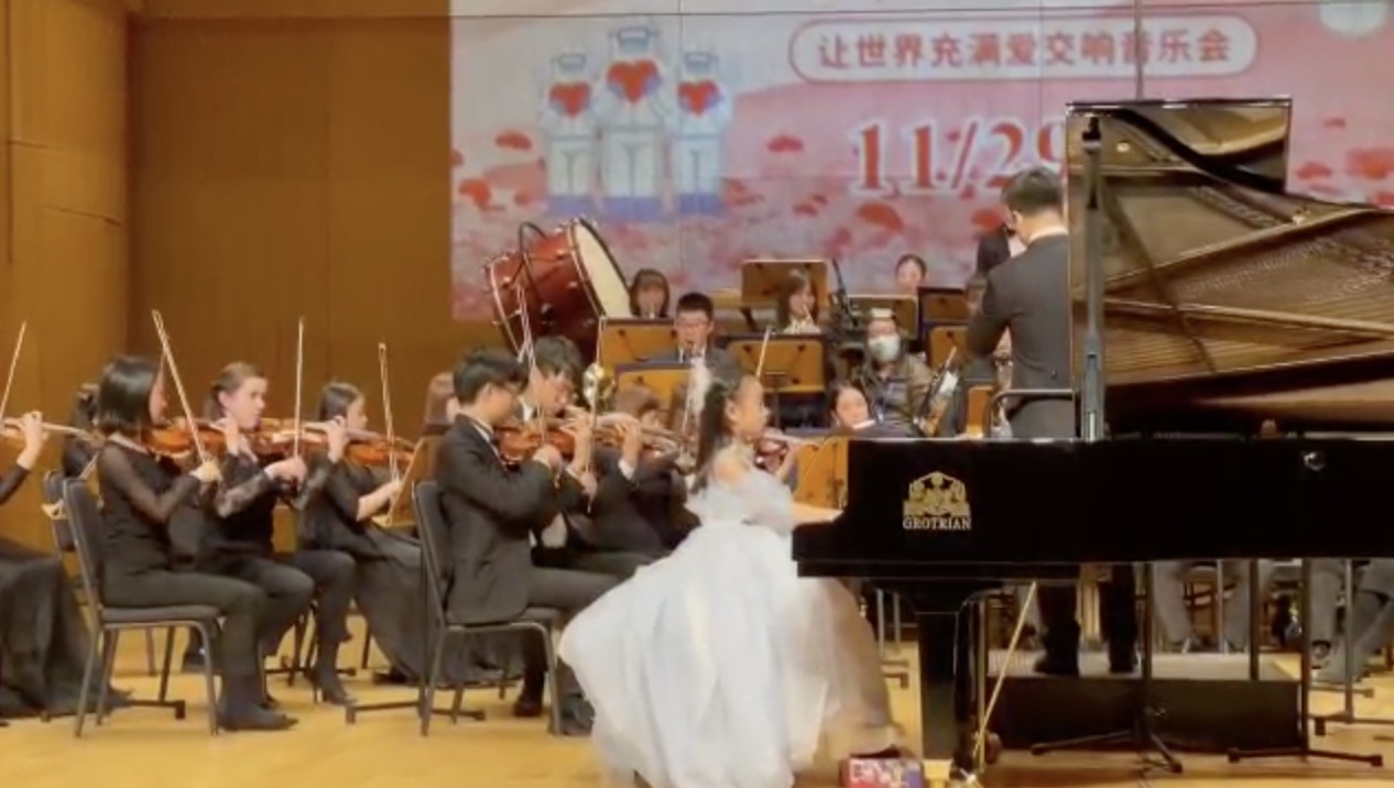 胡可曬兒子近照，安吉與甜馨同舞台彈鋼琴，一個獨奏一個需老師陪