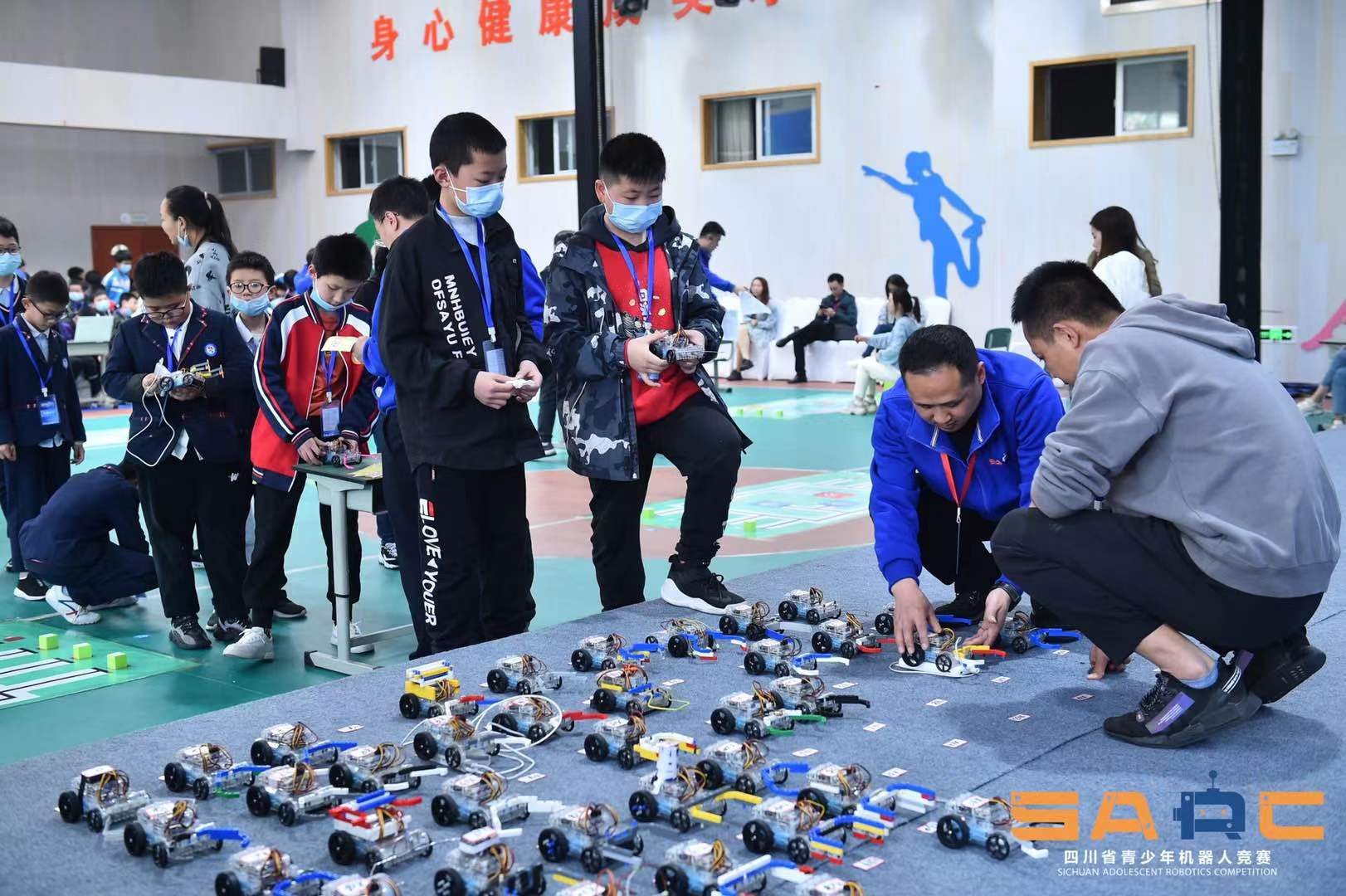 機器人競賽引發(fā)“頭腦風暴”，400余支隊伍在蓉上演精彩對決！