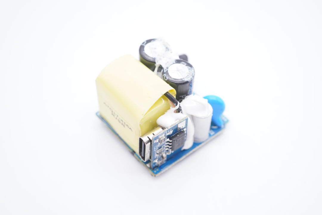 迷你机身，内置高集成电路，这款20W PD快充设计绝了